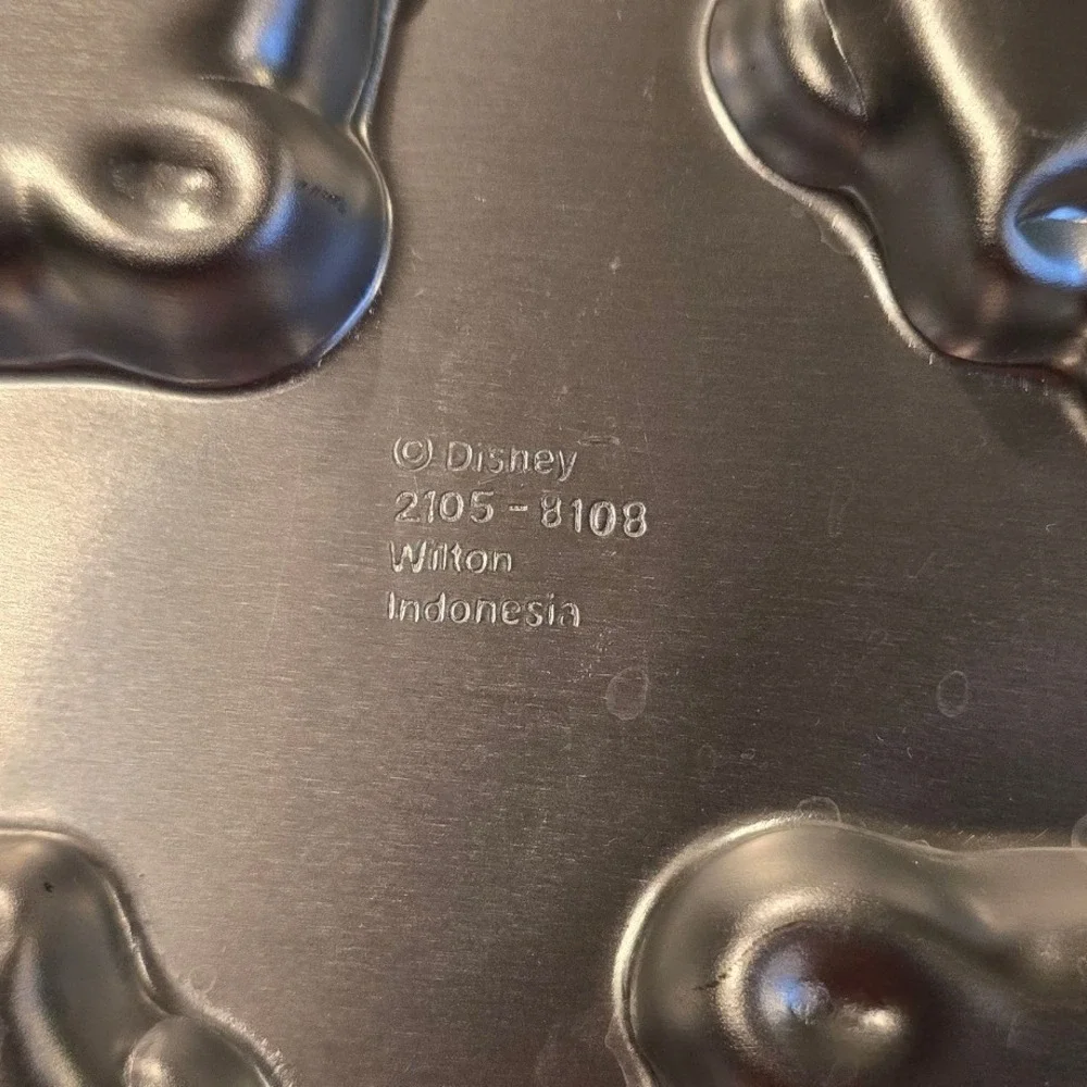Wilton Disney Winnie the Pooh 6 Cavity Aluminum Cake Pan Cookie Mold 2105-8108